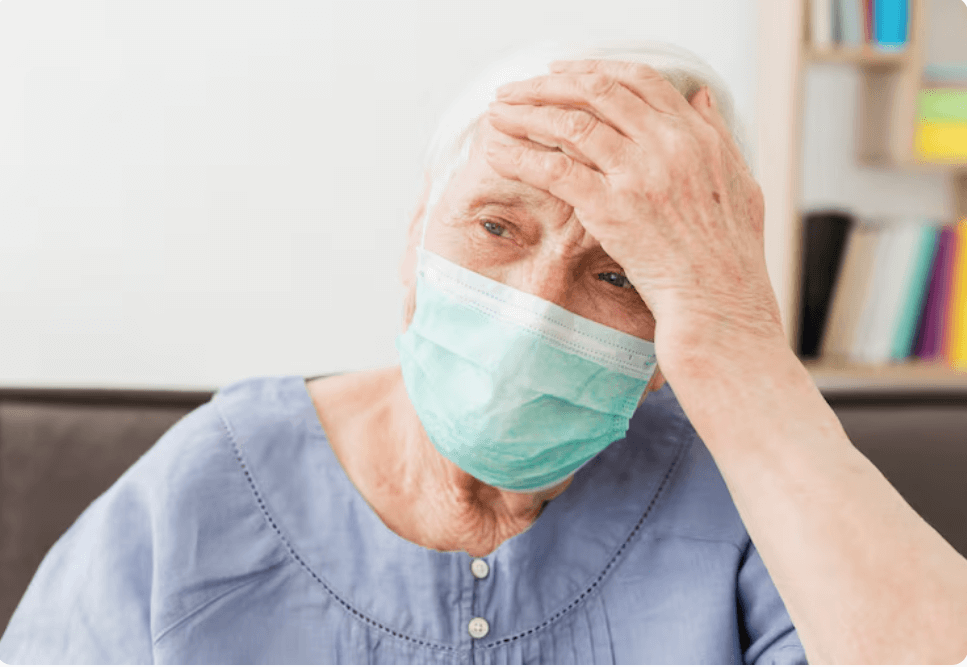 마스크를 쓴 할머니가 고민에 잠겨 있는 모습