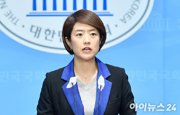 고민정 더불어민주당 언론자유대책특위 위원장이 지난 15일 오후 서울 여의도 국회 소통관에서 대통령실 황상무 시민사회수석의 군사정권 회칼테러 언급 해임 촉구 기자회견을 하고 있다. [사진=곽영래 기자]