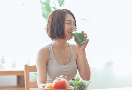 녹즙을 마시는 여성.