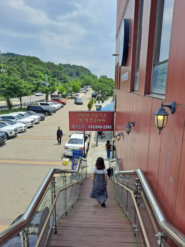 건물 내려가는 계단