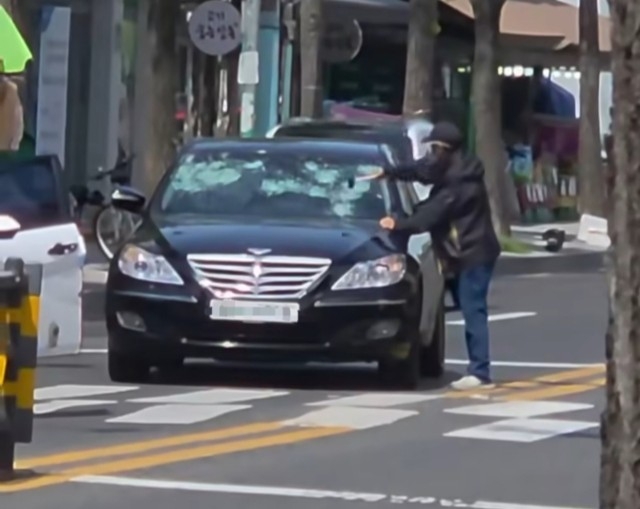 울산 도로 한복판 고무망치 난동 영상: "내려!" 아내 탄 차량 앞유리 박살 낸 50대 체포