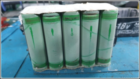 마끼다 배터리 내부