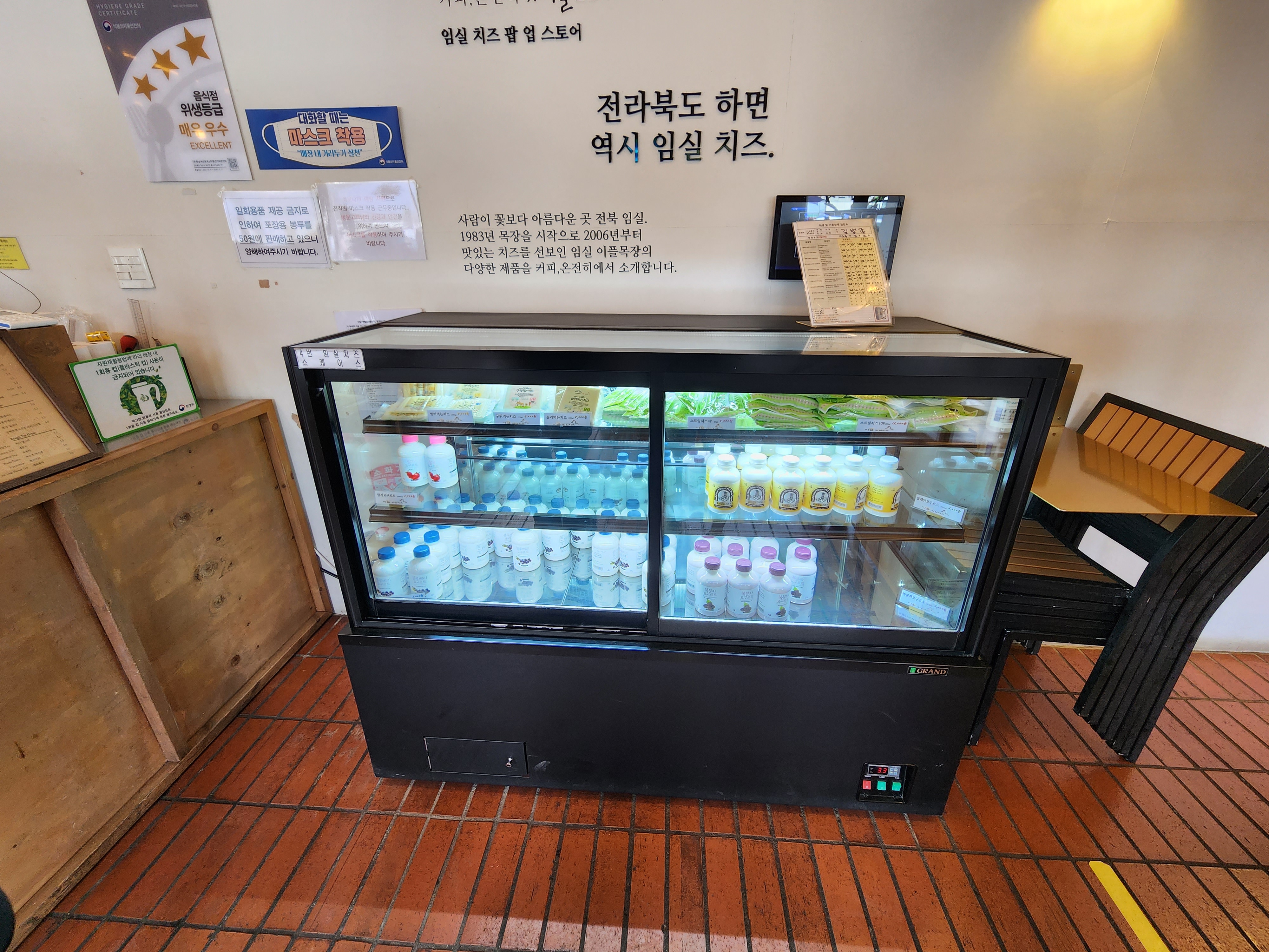 커피, 온전히 카페 내부 쇼케이스