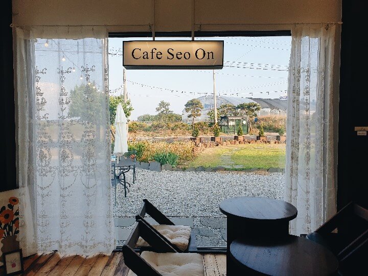 카페서온-간판과-통창이-보인다