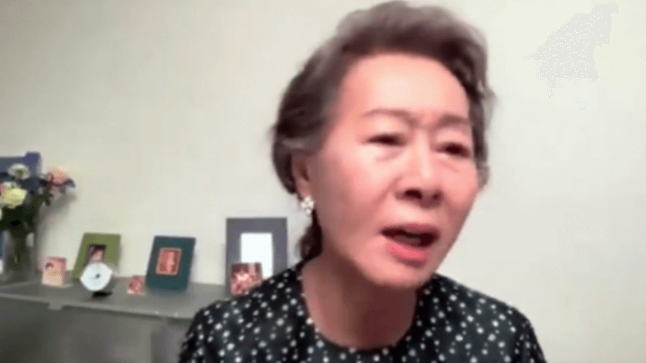 윤여정이 수상소감을 말하고 있다