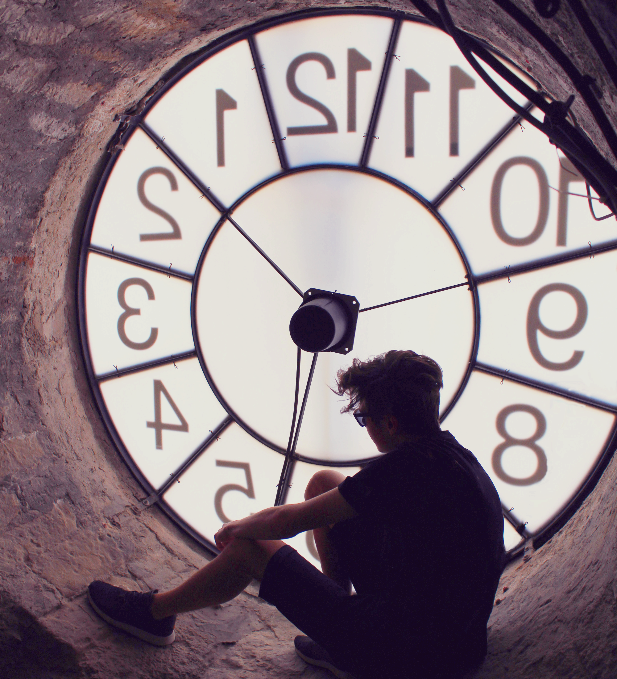 시계 위에 앉아 미루고 있는 사람의 이미지, 실행 지연을 상징