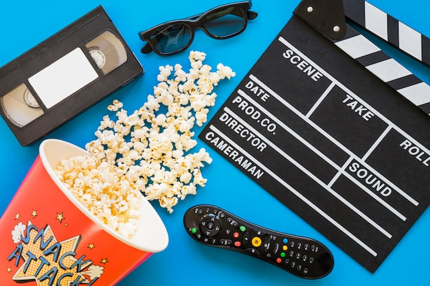 팝콘, 리모콘, 영화와 관련된 사진