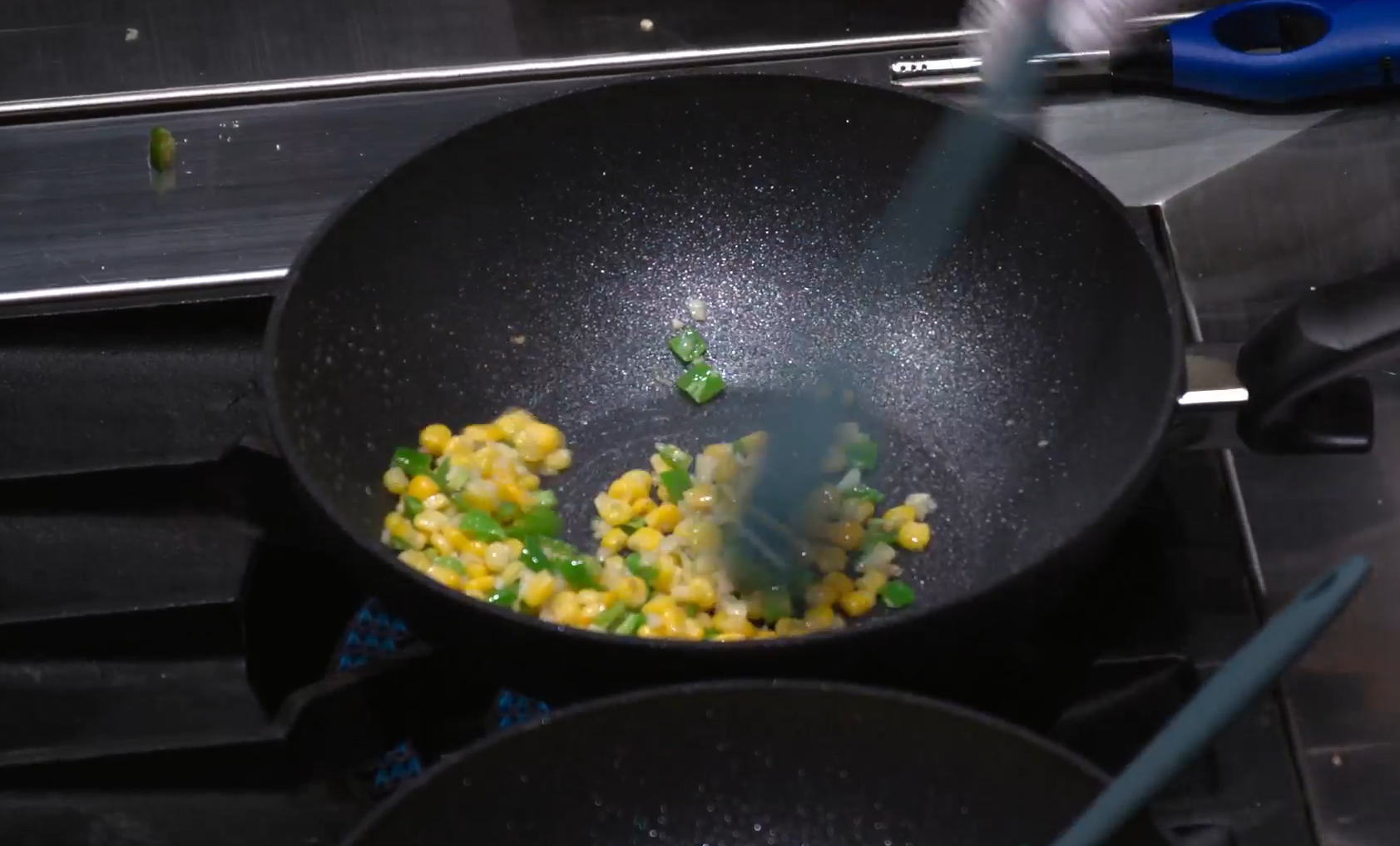 옥수수콘과-청양고추를-볶는다