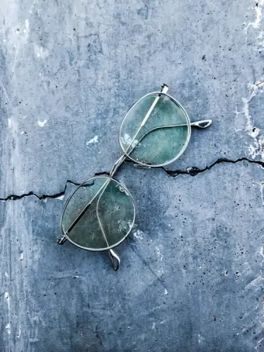 금속소재로 만든 안경테