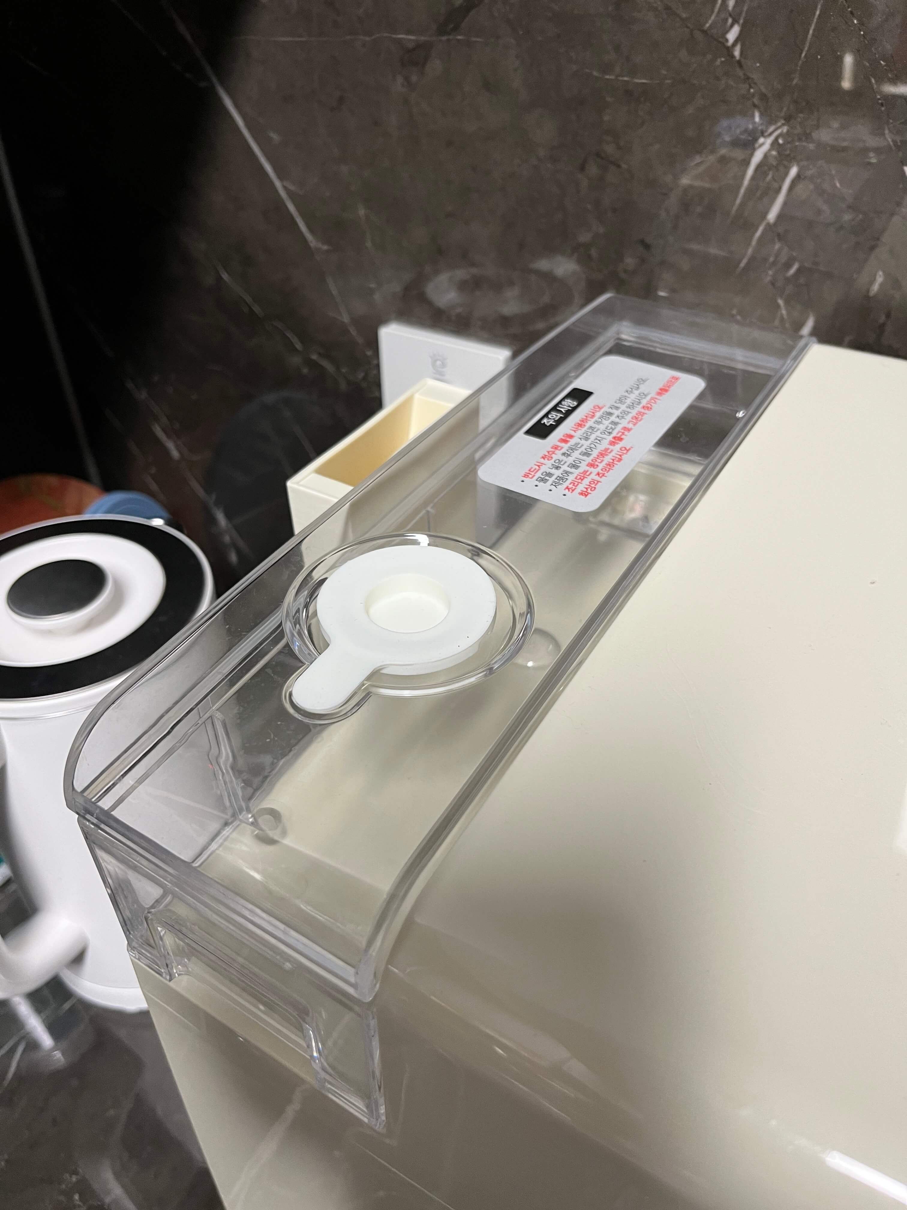 에어 프라이어 물통 부분 사진