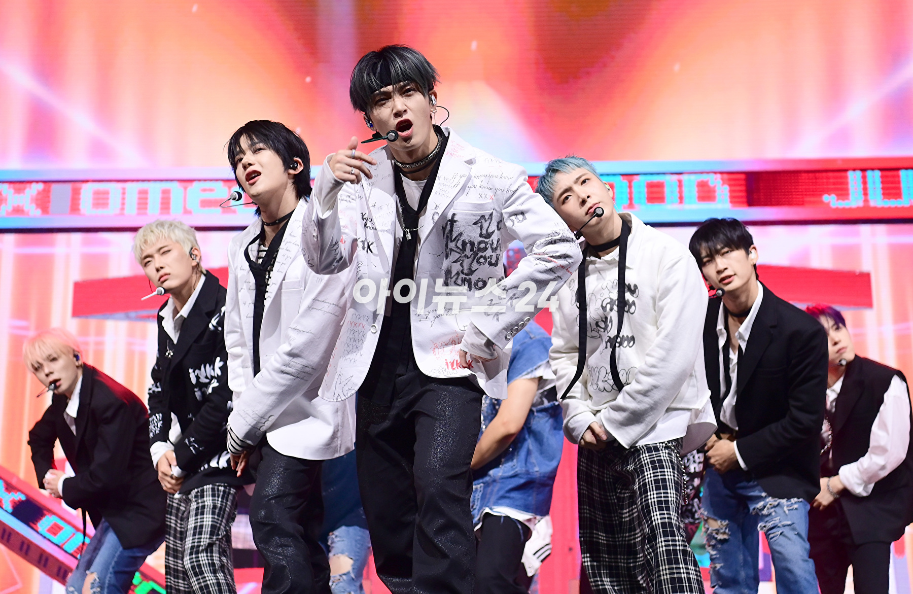 그룹 오메가엑스가 7일 오후 서울 광진구 예스24라이브홀에서 열린 오메가엑스(OMEGA X) 세 번째 미니앨범 'iykyk(if you know, you know)'(이프 유 노, 유 노) 발매 기념 쇼케이스에서 수록곡 무대를 선보이고 있다. [사진=정소희 기자]
