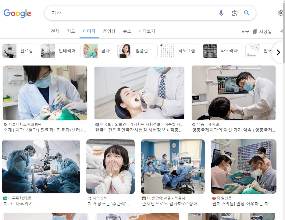 치과 진료 의자에 누워 스케일링 시술을 받고 있는 환자의 모습