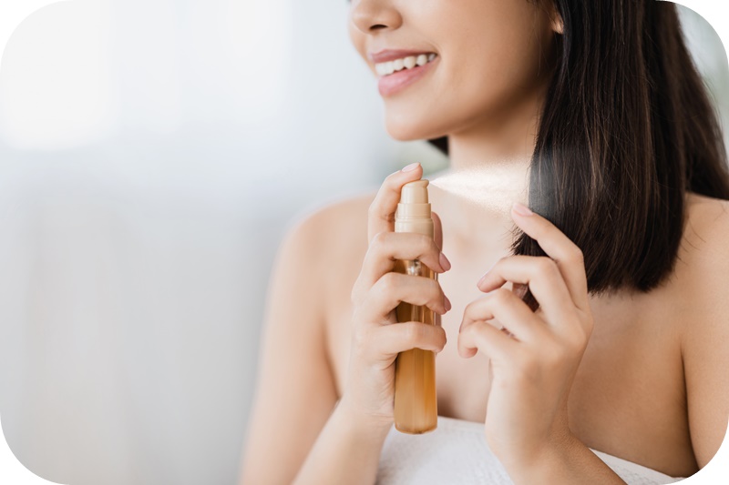 젊은-여성-목욕후-헤어-스프레이-분사중