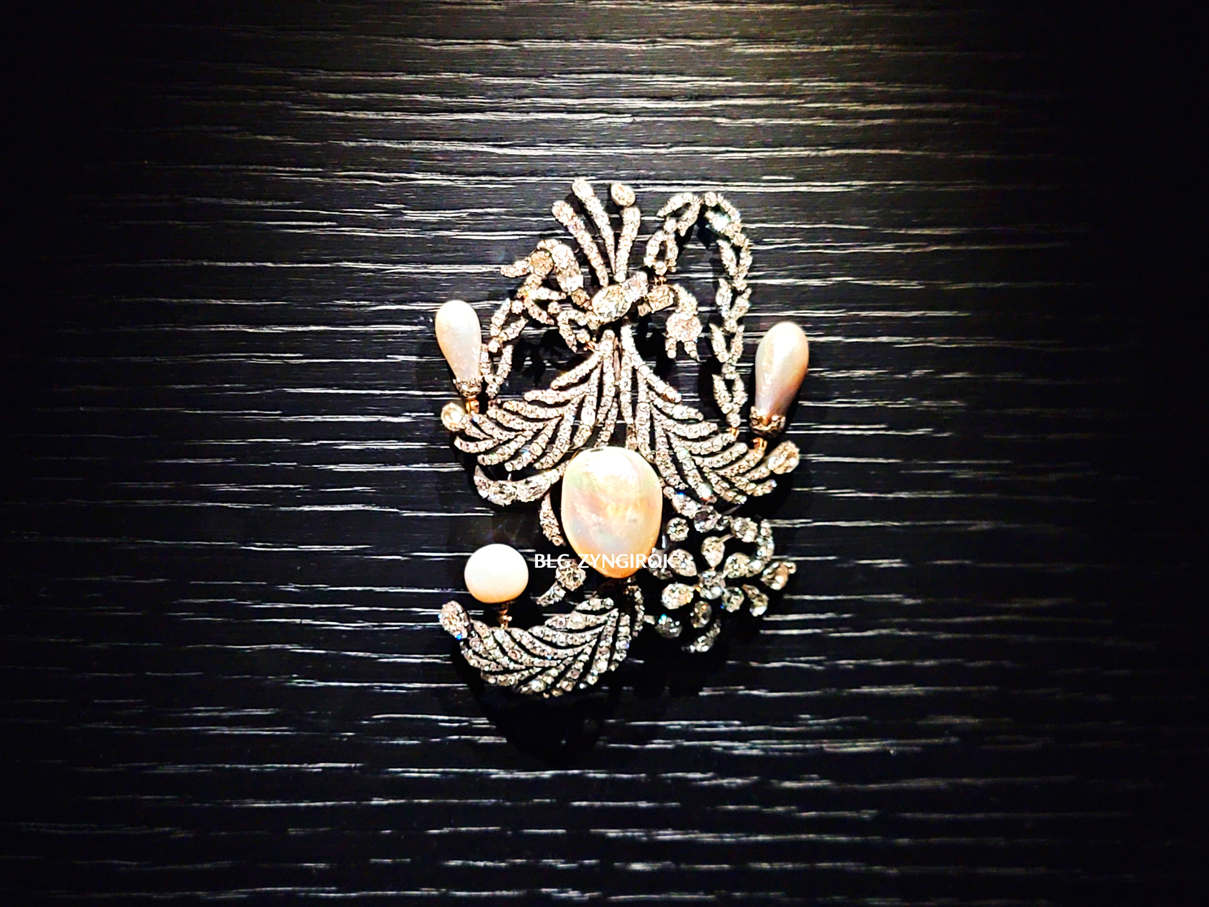 롯데타워 - 롯데뮤지엄 고혹의 보석 매혹의 시간 - 신성에서 예술로 주얼리 정신사 전시품 모습이다.