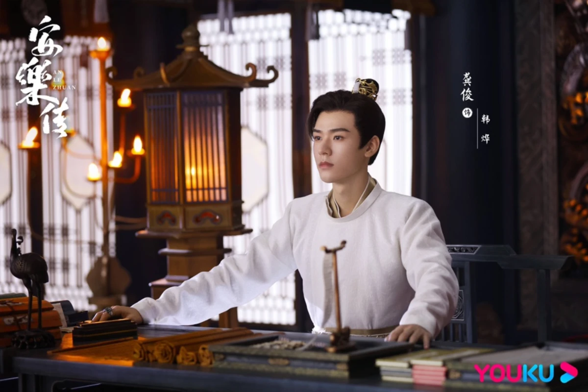 흰 의상 입고 책상에 앉아 고개를 들고 한 곳을 응시하는 태자 한엽 공준, 안락전