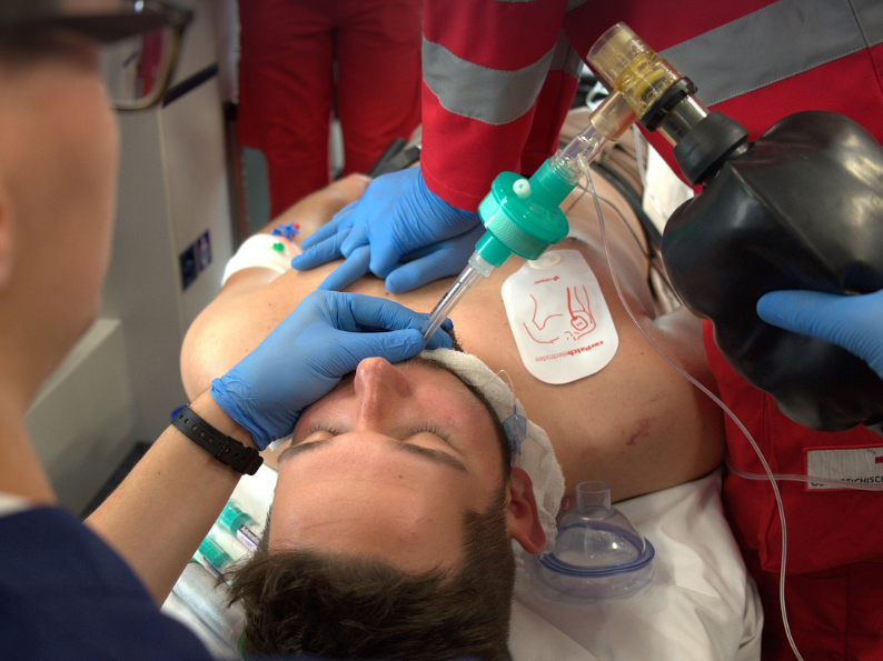 심폐소생술 하는 모습