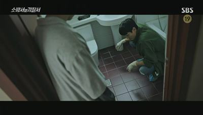 변기를 의심하고 있는 김래원 입니다.