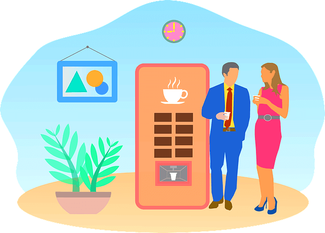 회사 휴게실에 갈색의 커피자판기가 있다. 자판기 앞에 남자와 여자 직원이 종이컵을 들고 대화를 나눈다.