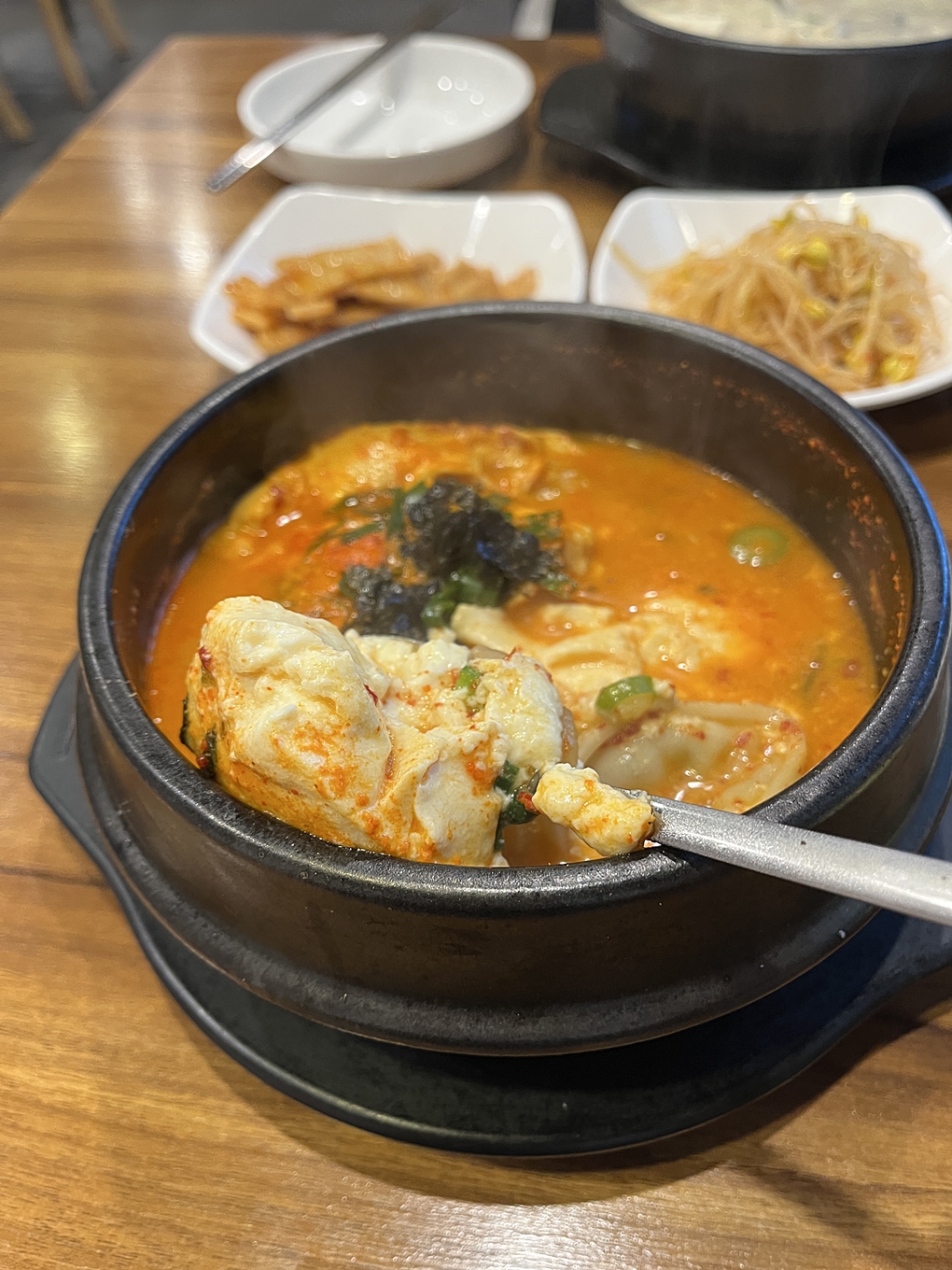 매콤만두 순두부 찌개에 있는 순두부