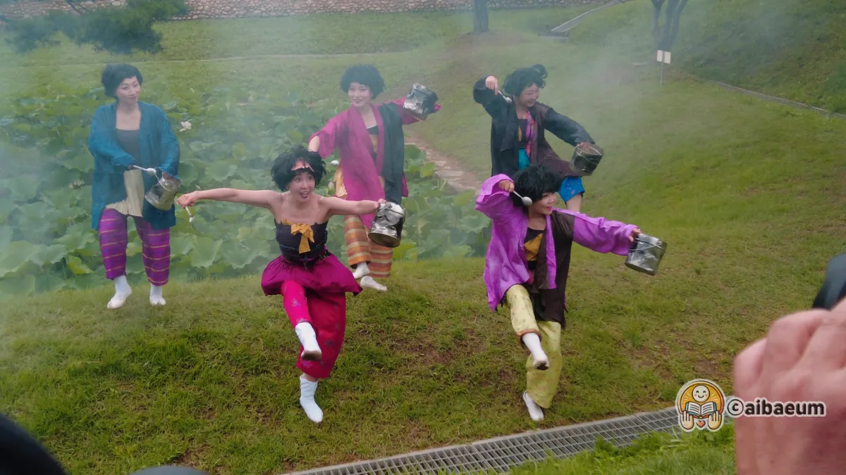 모델들이-각자의 -춤을 -추고-있음