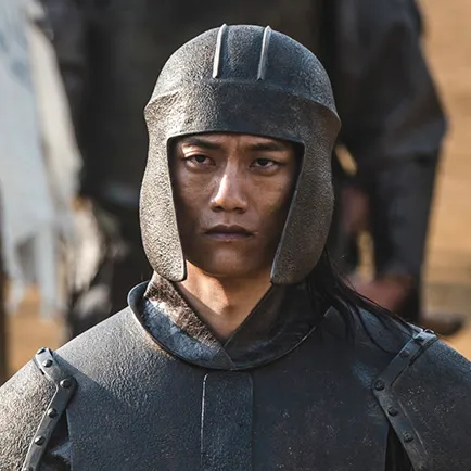 짙은 갈색 갑옷와 투구를 쓴 서 있는 아라문의 검 독사 캐릭터