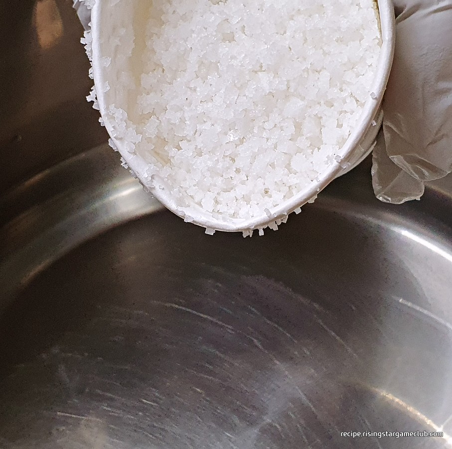 오이 소박이에 들어갈 오이를 절일 소금물을 만들기 위해 물에 소금을 넣는 사진