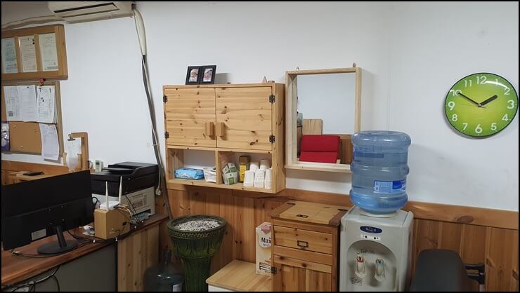 벽에-걸어둔-거울액자