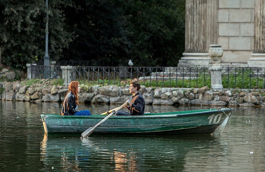 배를 타는 연인의 모습