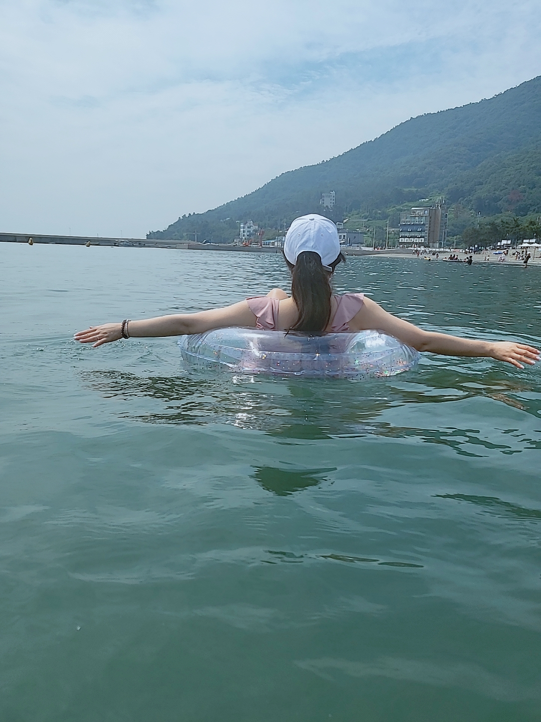 만성리검은모래해변에서 해수욕하는 우리