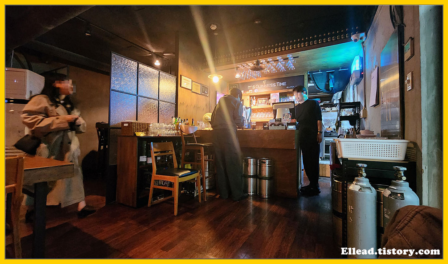 마루로 마감한 바닥의 느낌이 편안하다.