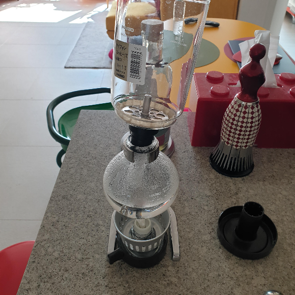 사이폰 아이스커피와 핫 커피 1인분 레시피: 중배전 원두 사용_핫 커피_상부 로드를 비스듬하게 꽂아 놓는다.