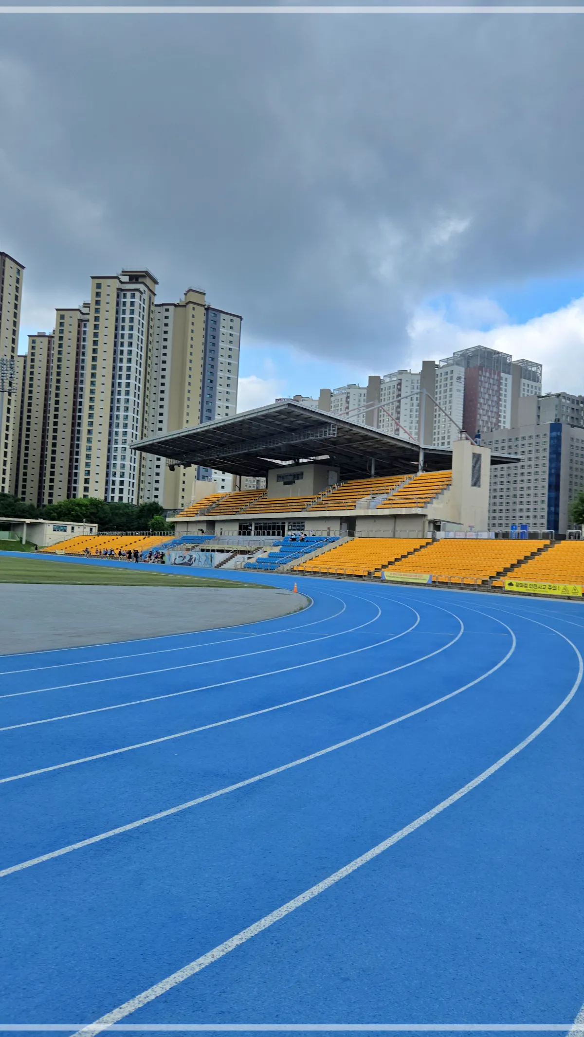 하남종합운동장-육상트랙과-주변아파트-오피스텔-경기장-관람석이-보이는-사진