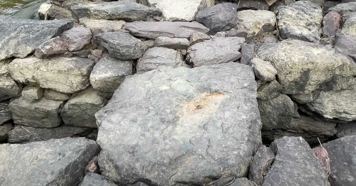 돌다리이지만 그냥 쌓기만 한 것이 아닌, 얽히고설킨 형상으로 쌓아 다리를 만들어 놓은 형상을 하고 있는 농다리의 모습