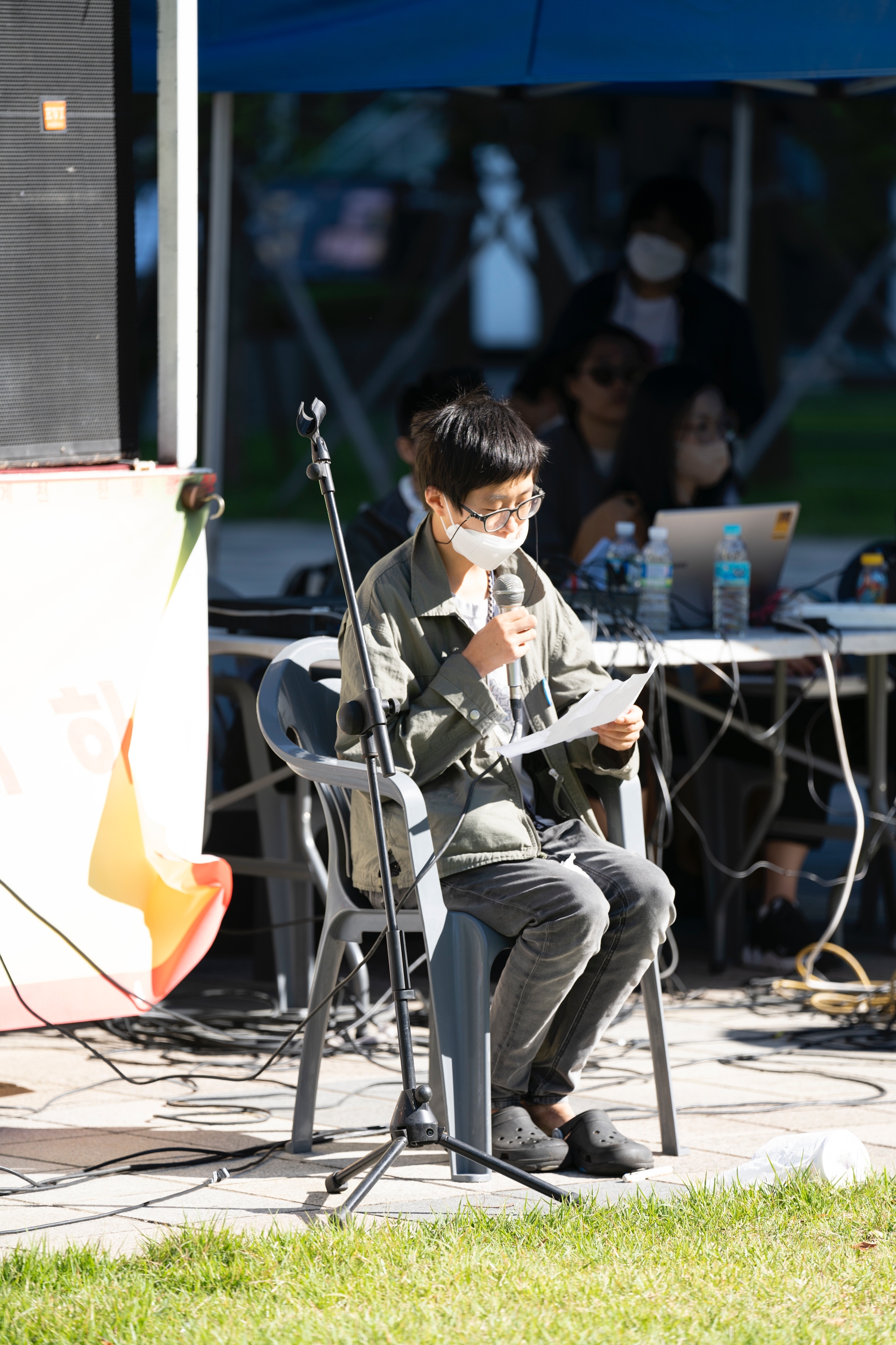 세바다의 왈왈 님께서 의자에 앉아 발언하고 있다.