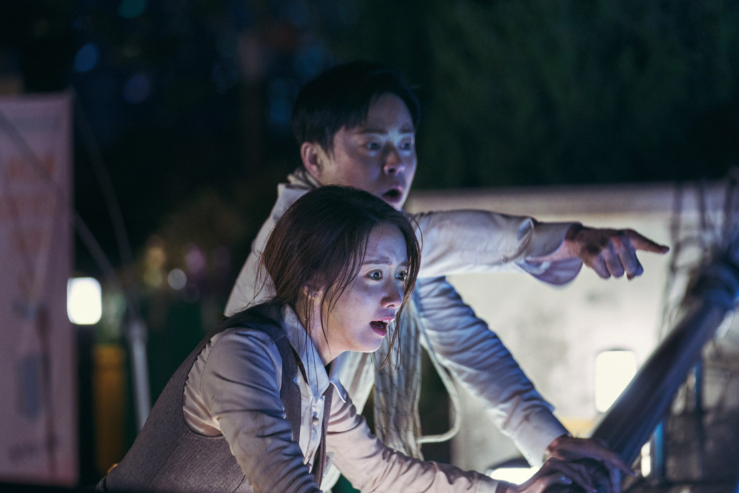 건너편 건물의 학생들을 발견한 의주와 용남