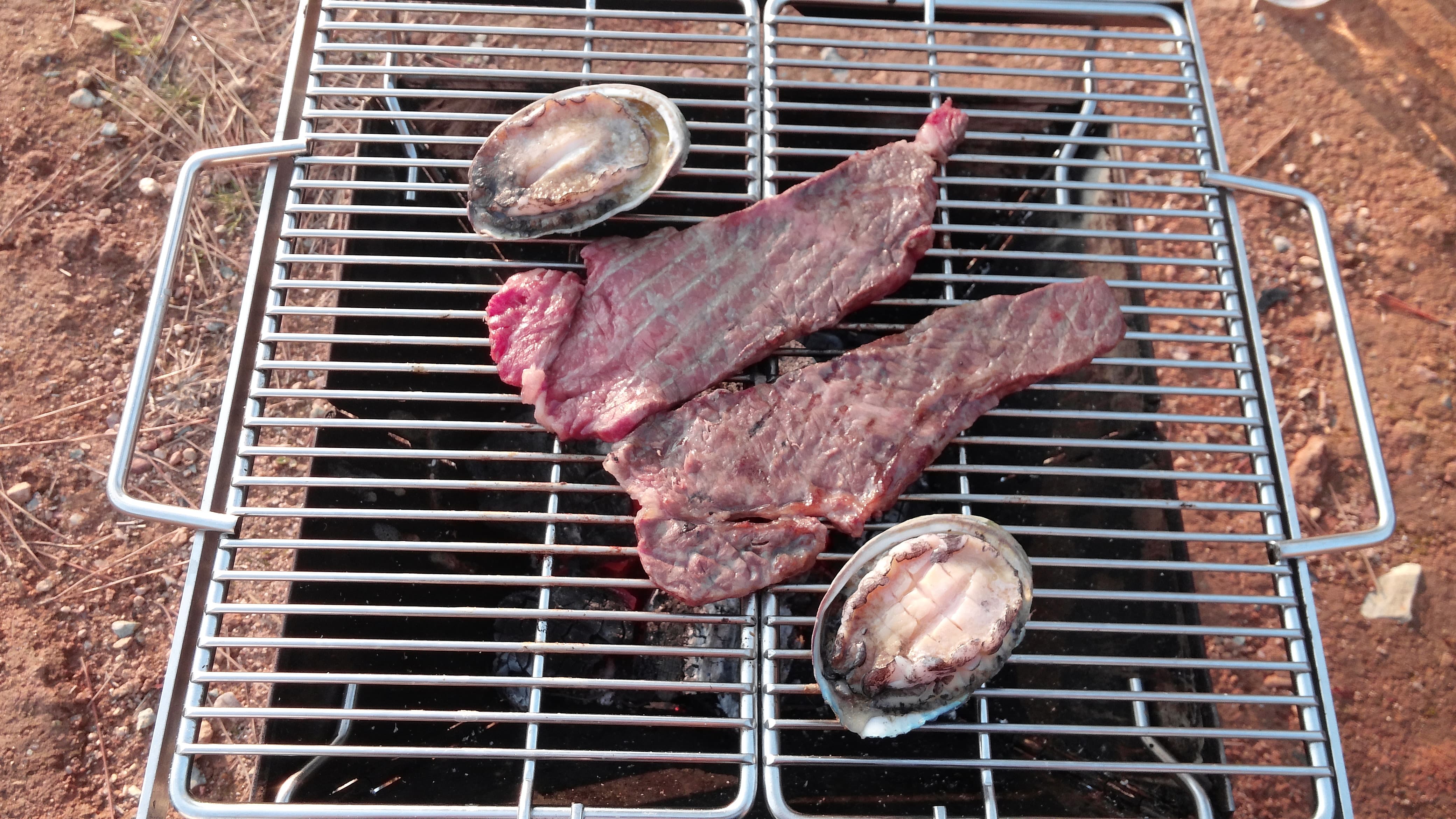 전복과 쇠고기 구이가 석쇠에 올려진 모습