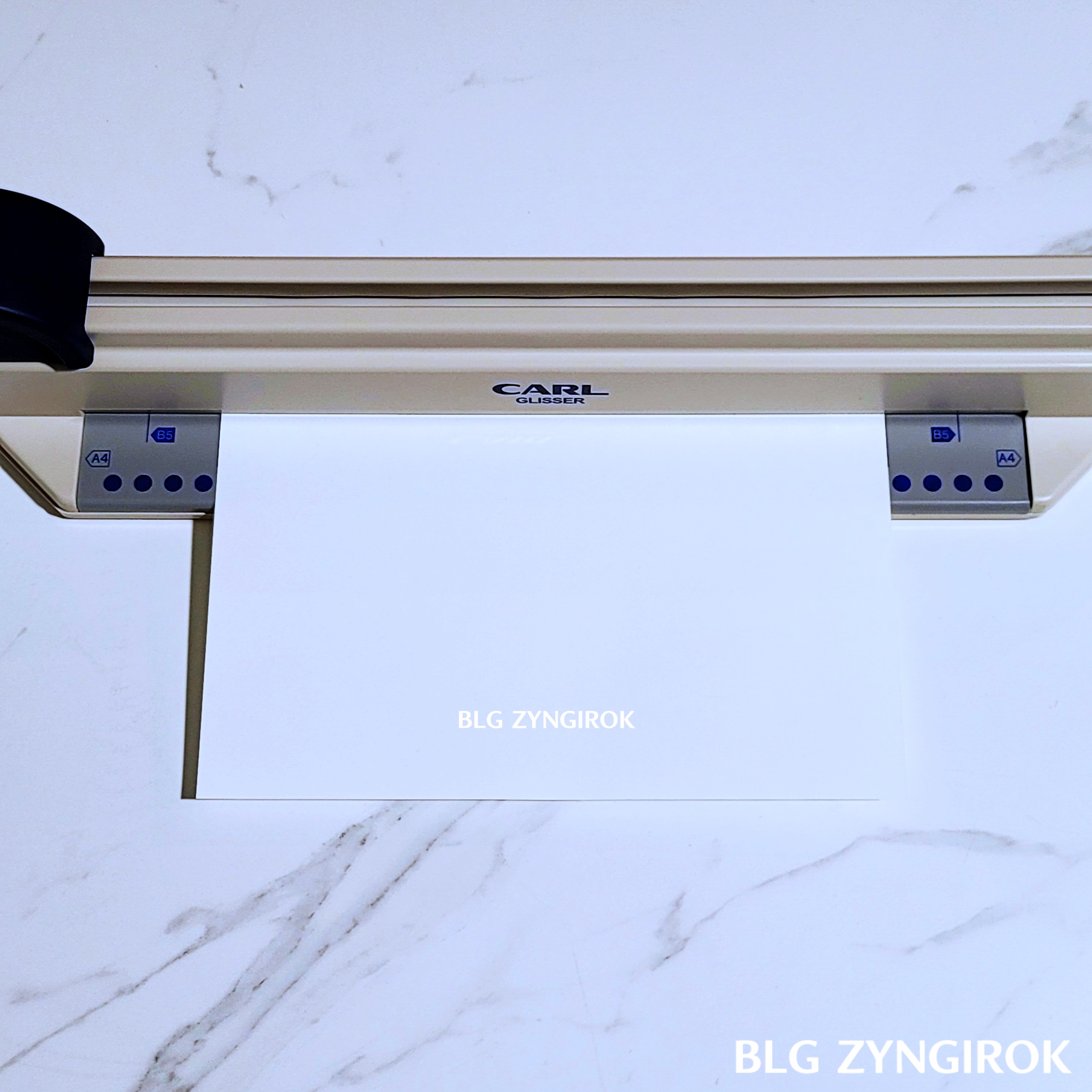 CARL-GLISSER-종이를-꽂은-모습이다.