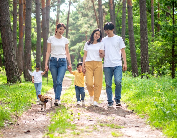 여러 가족이 반려견과 함께 걷는 모습