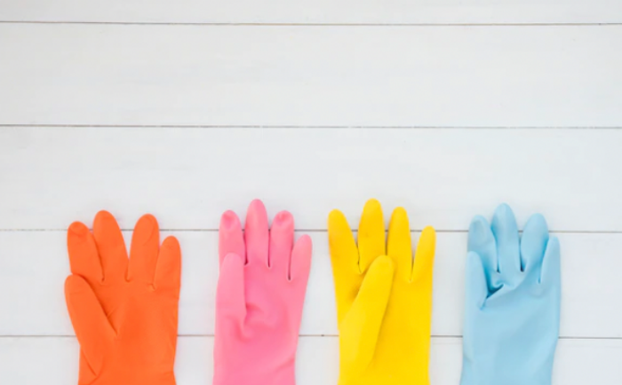 손바닥 가려움을 덜어주기 고무장갑 착용