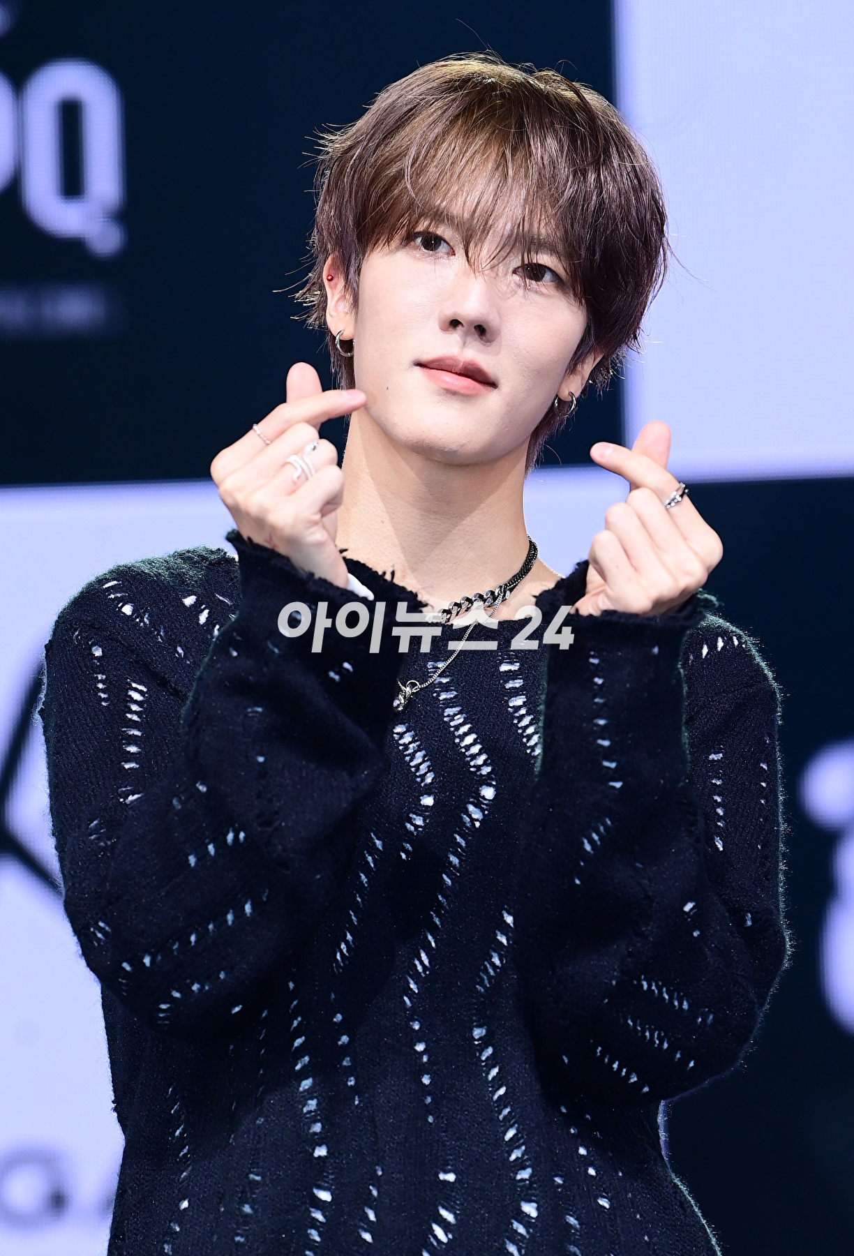 그룹 오메가엑스가 7일 오후 서울 광진구 예스24라이브홀에서 열린 오메가엑스(OMEGA X) 세 번째 미니앨범 'iykyk(if you know, you know)'(이프 유 노, 유 노) 발매 기념 쇼케이스에서 타이틀곡 '정크 푸드'(JUNK FOOD) 무대를 선보이고 있다. [사진=정소희 기자]