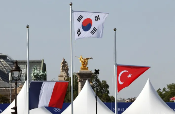 파리올림픽-양궁-시상식-국기-게양