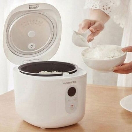 전기-밥솥으로-지어진-잘익은-밥을-주걱으로-푸고있는-주부