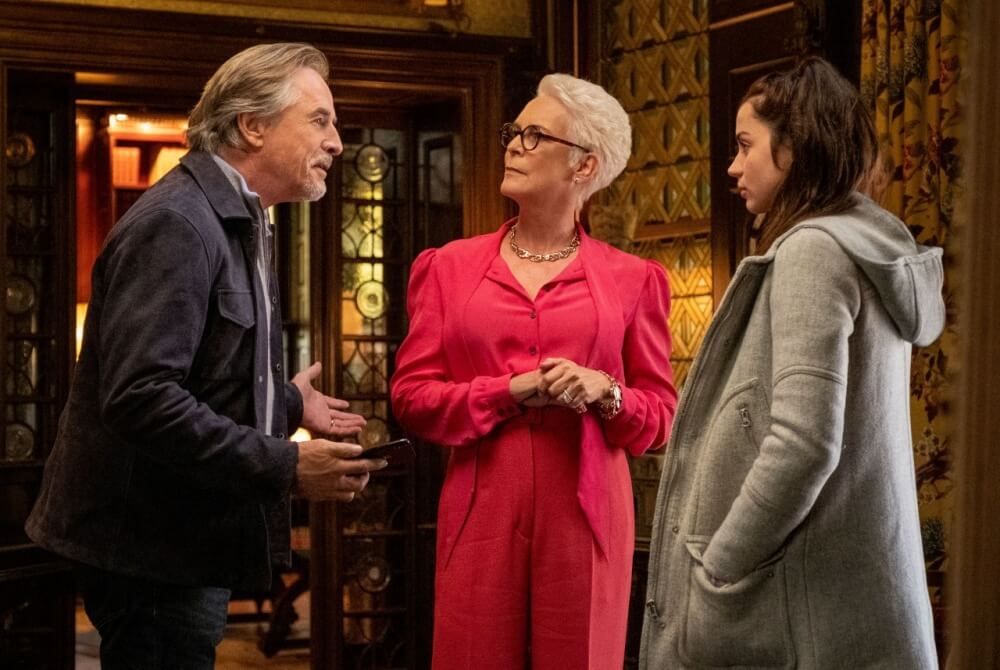 영화 나이브스 아웃1 스틸컷 &ndash; 3명의 인물이 저택 안에서 대화하는 장면