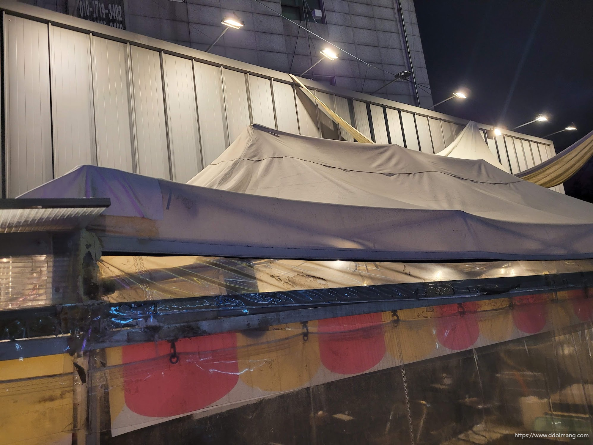 겨울을 대비한 야외좌석 포장