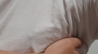 오른쪽 갈비뼈 아래 통증 이미지