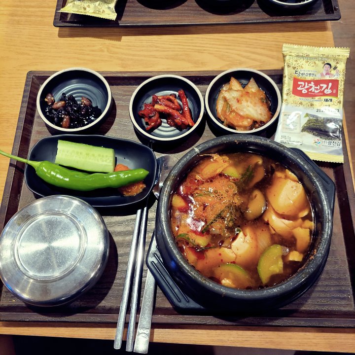 순두부찌개-고추-공기밥-광천김