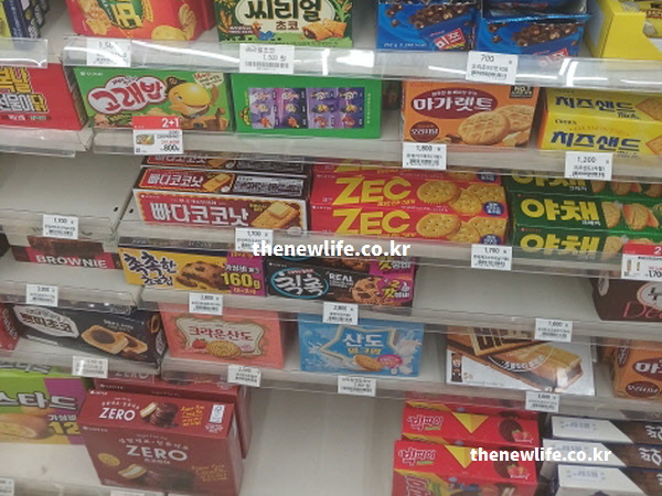 마트 진열대에 놓인 제크, 야채크래커 등 다양한 과자 사진, 피부 염증 수치를 높이는 대표적인 밀가루 가공 식품