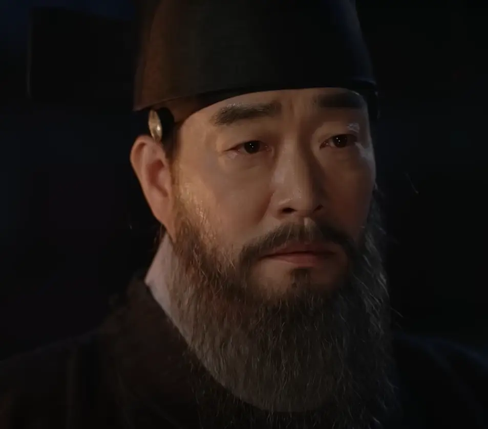 세작- 보라색 관료복에 검은색 관료모자를 쓰고 흰 긴수염에 불쌍한 표정짓는 박종환