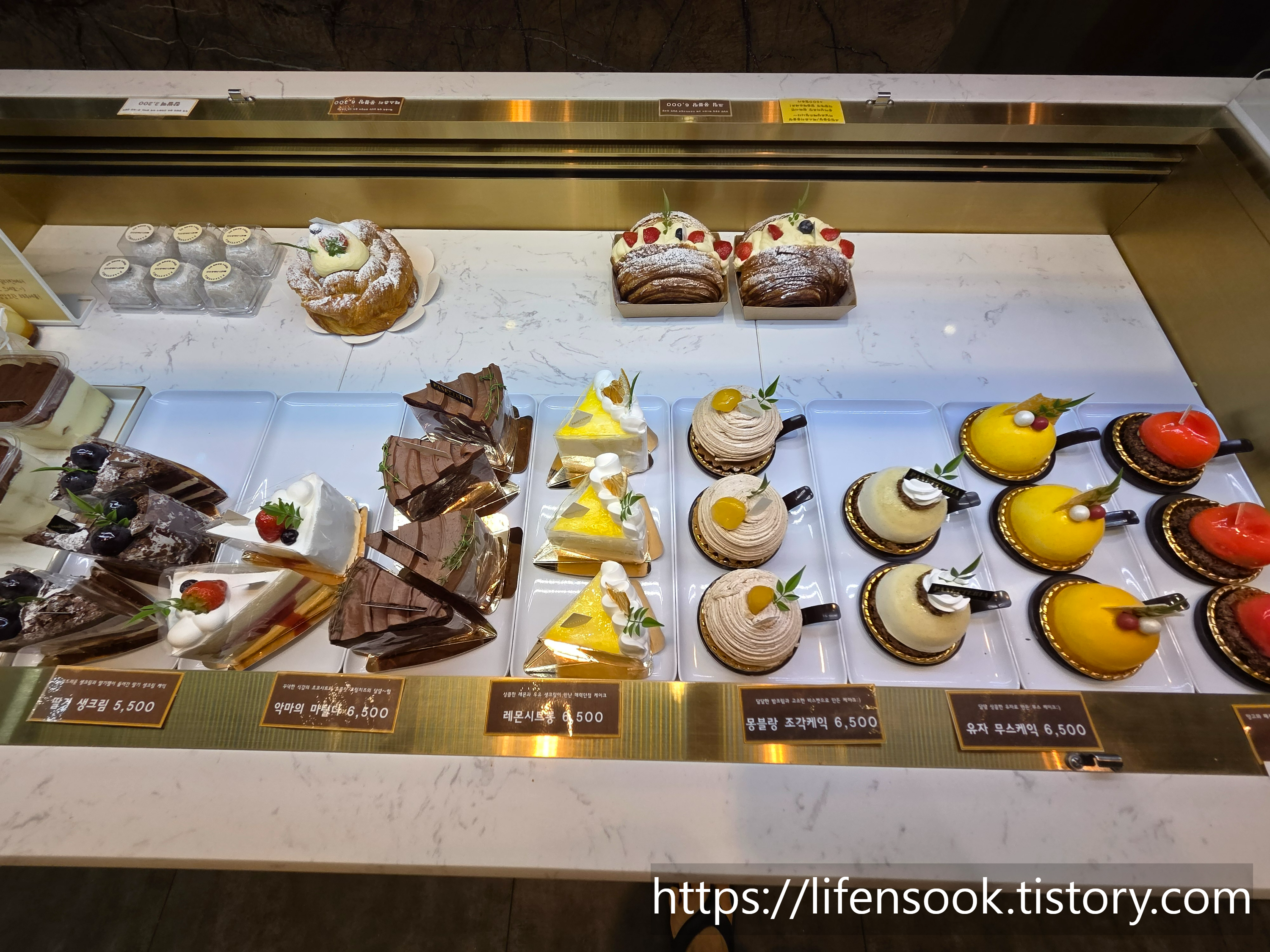 빠네뜨리아 과자점 진열대 6