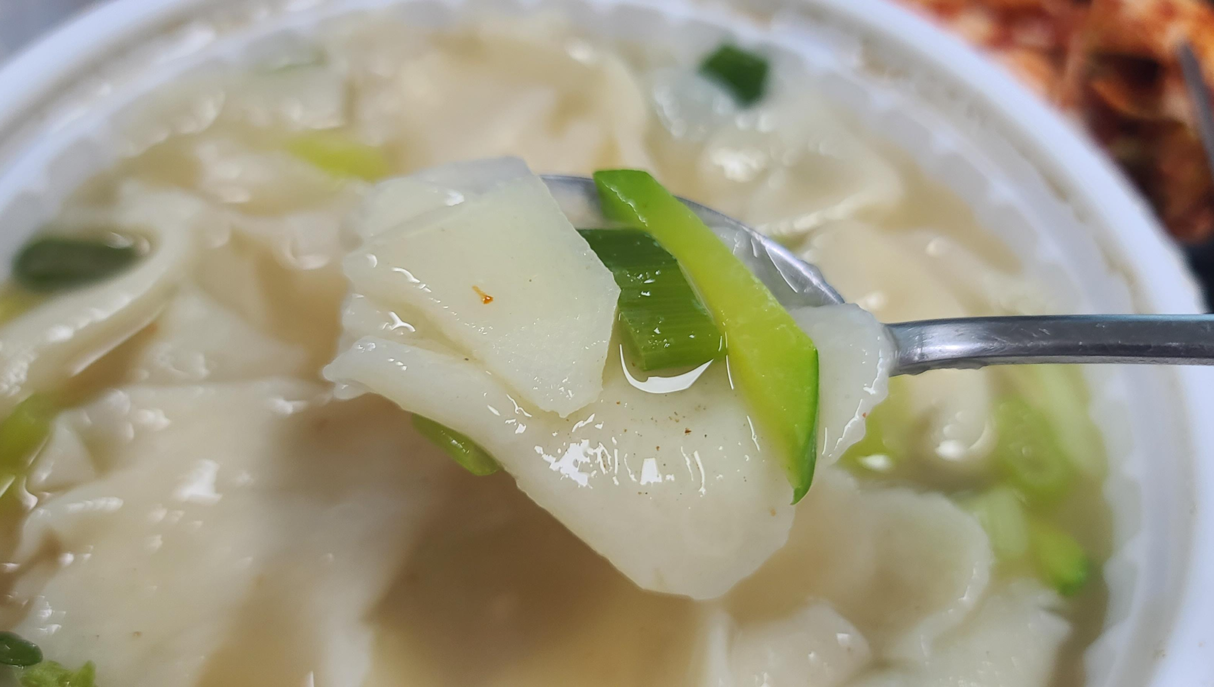 멸치육수 수제비 배달맛집 상대원맛집 평택손칼국수 배달완료 내돈내산 영수증 구성품 김치만두 겉절이 수제비 한숟가락